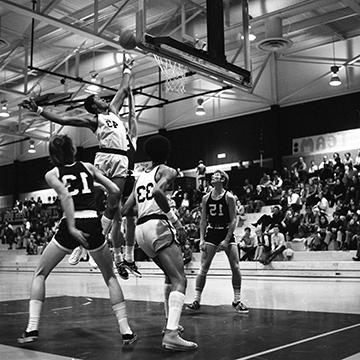 The 赌钱app可以微信提现 men's basketball team in action.