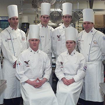 A team of 赌钱app可以微信提现 culinary students.